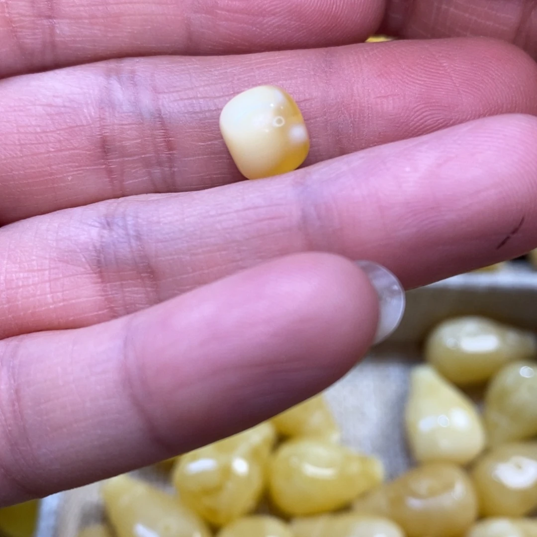 秦***帅琥珀未镶嵌裸石蜜蜡配珠