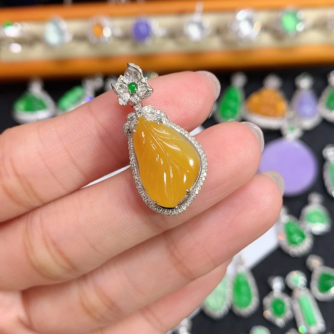 颈饰18K金镶嵌翡翠