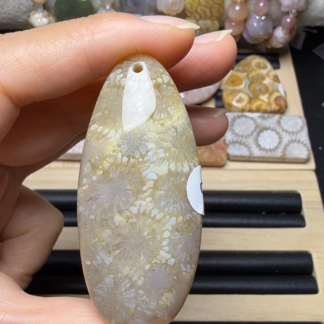 硅化玉未镶嵌圆滚滚的水滴，手感很好