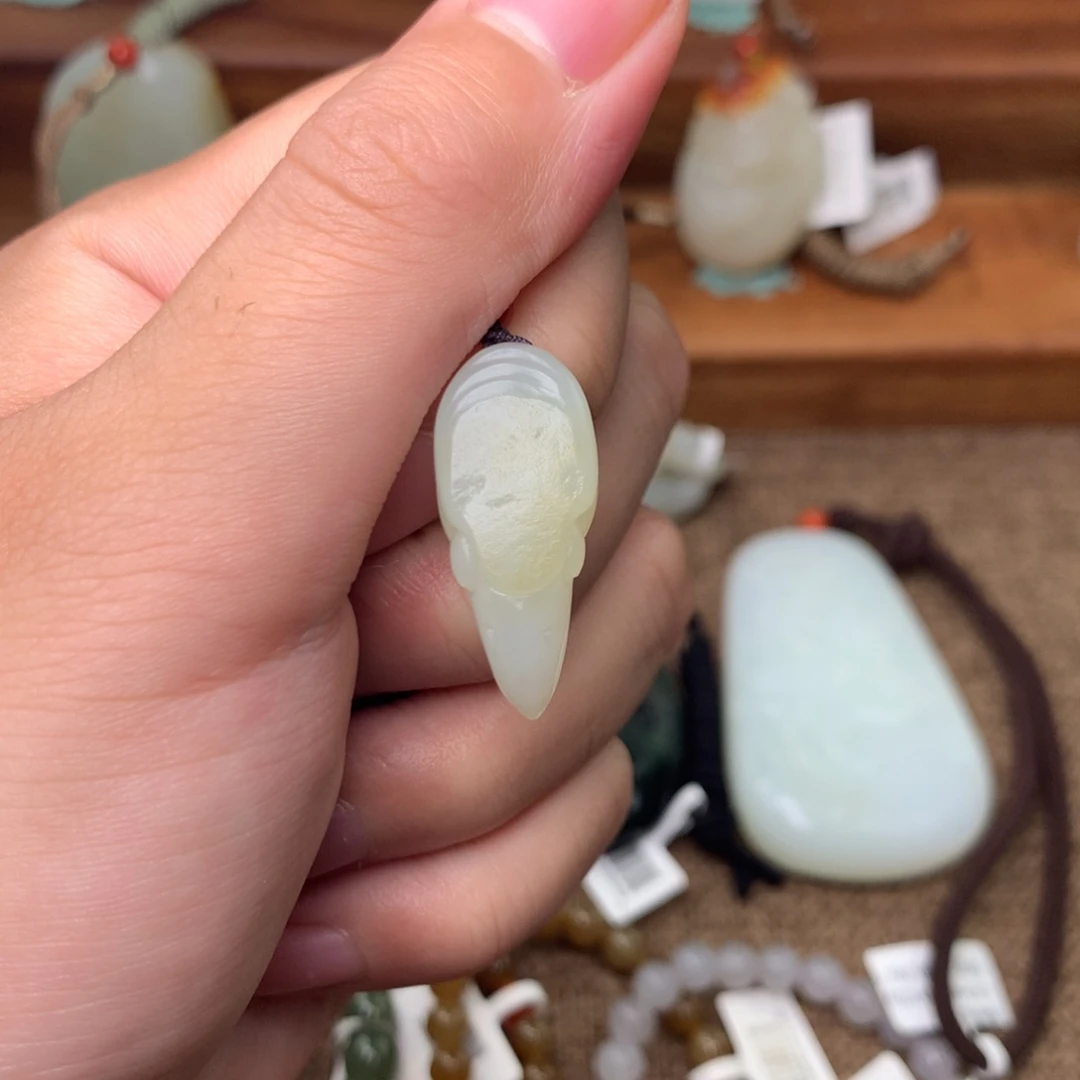 苏***房颈饰未镶嵌和田玉