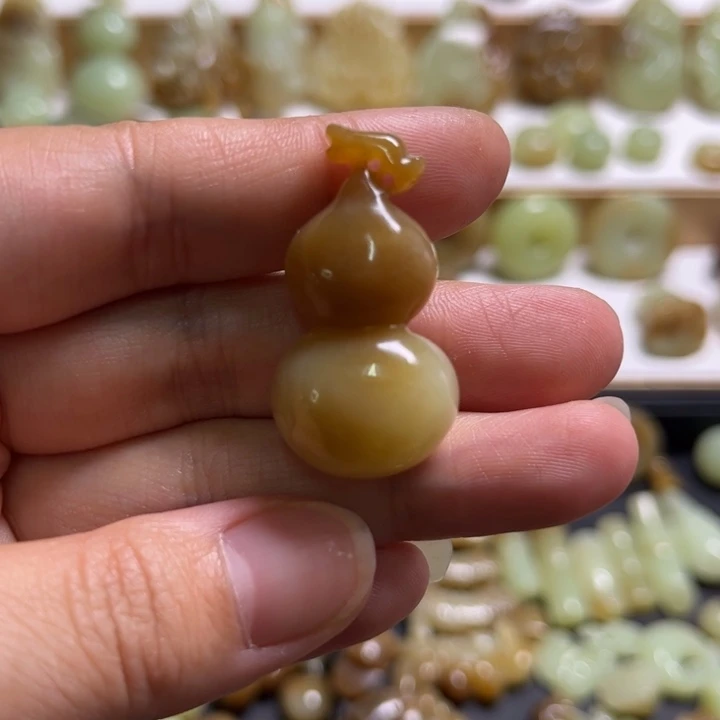 和田玉未镶嵌颈饰精**盆