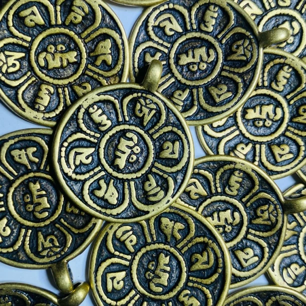 －藏区出品·经典头板头膜六字真言牌30mm（赠绳子和随机配饰）