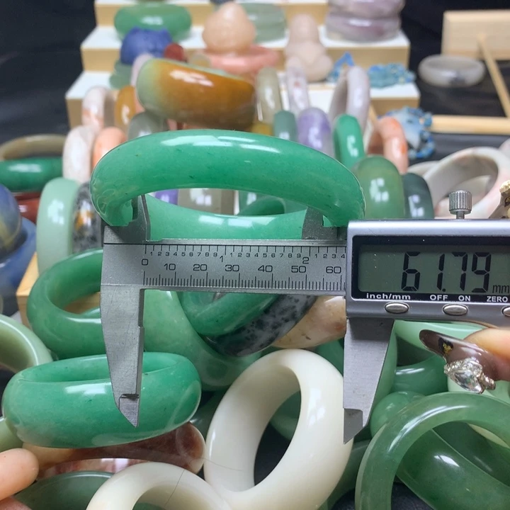 未镶嵌手镯石英质玉