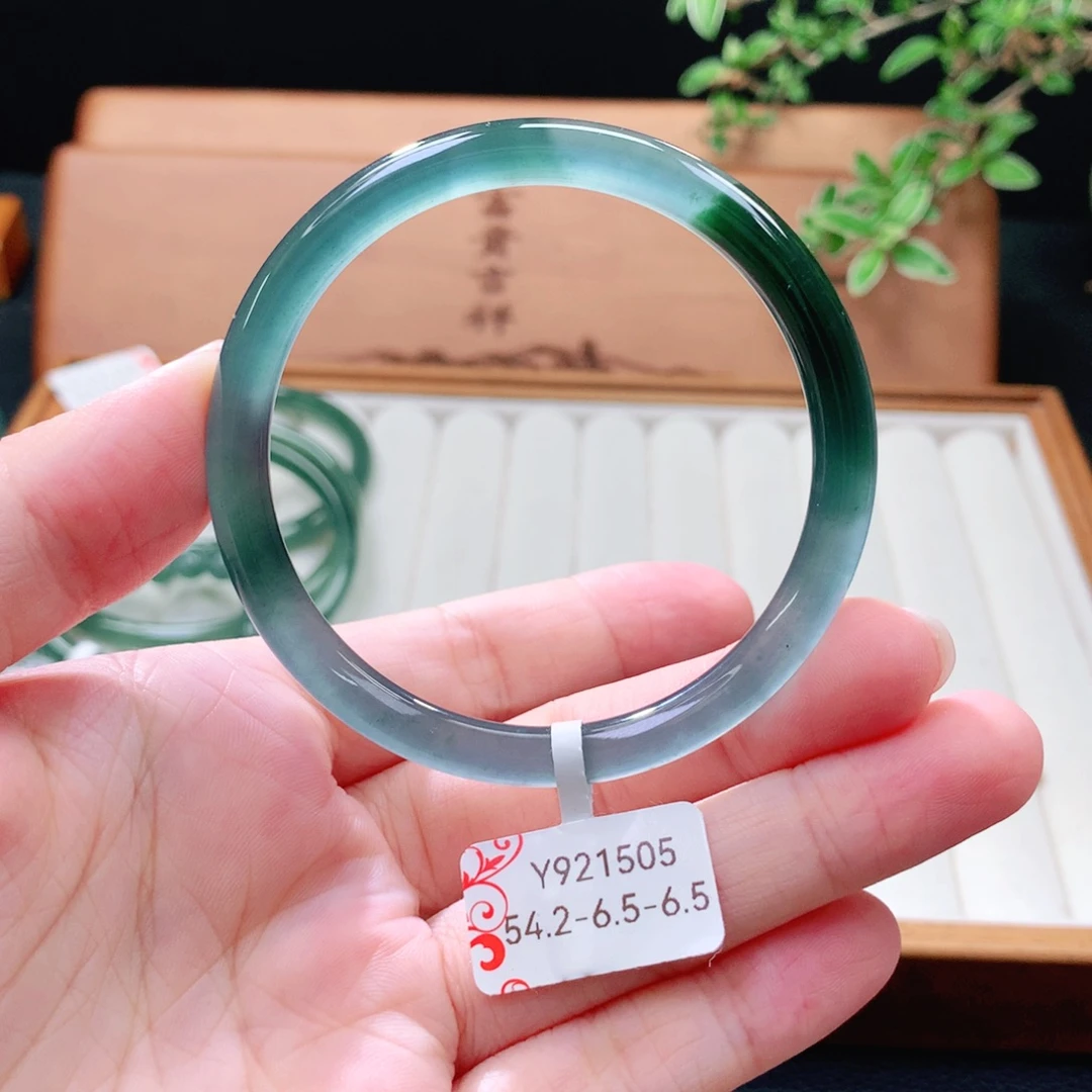 翡翠未镶嵌手镯（圆镯）