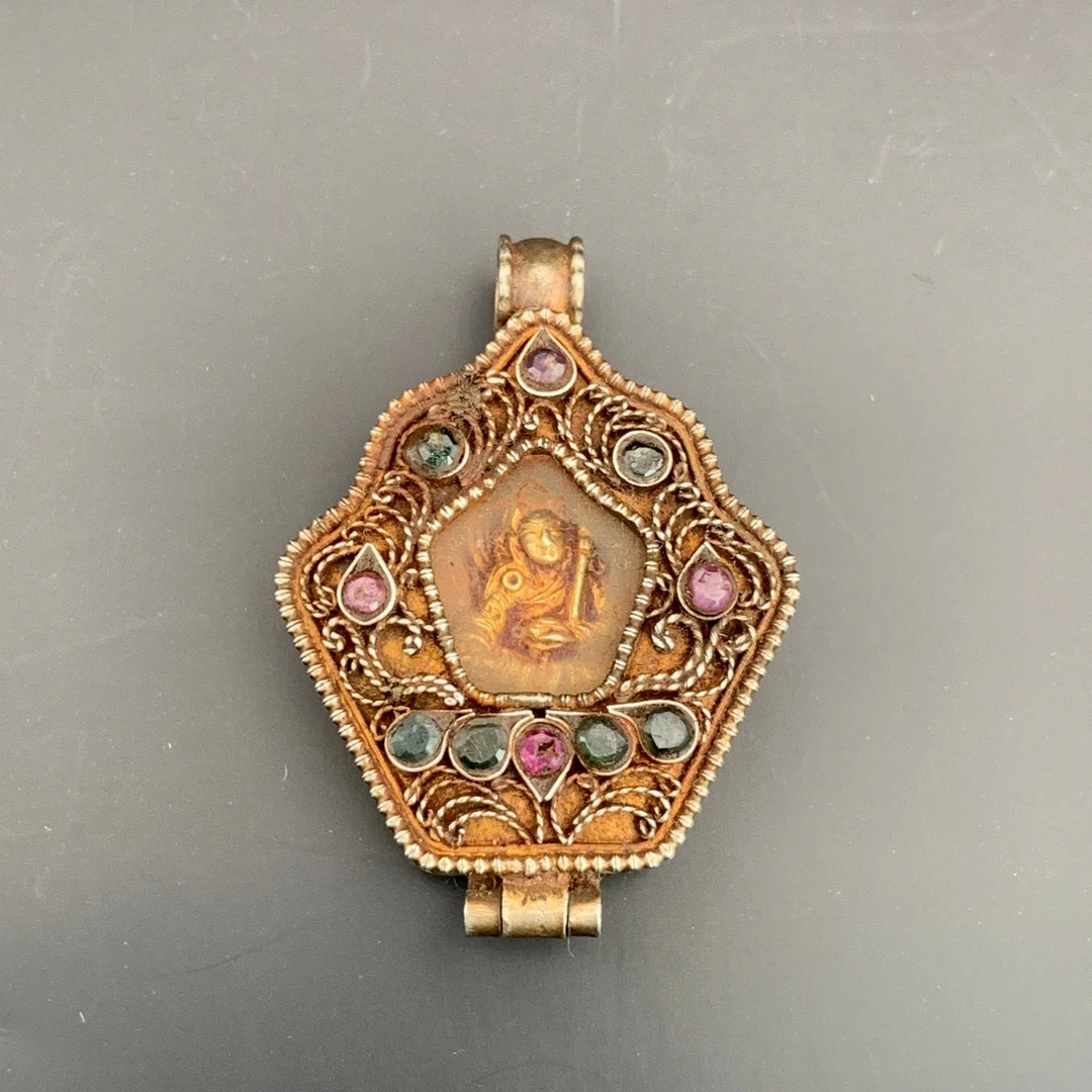 19世纪·嵌宝石莲师财神嘎乌盒银鎏金12gWSX70424