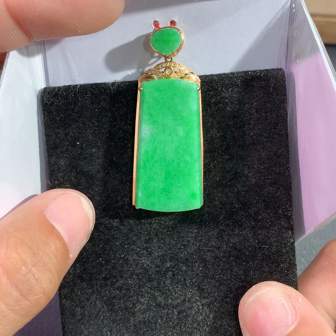 翡翠吊坠(赠链)18K金镶嵌