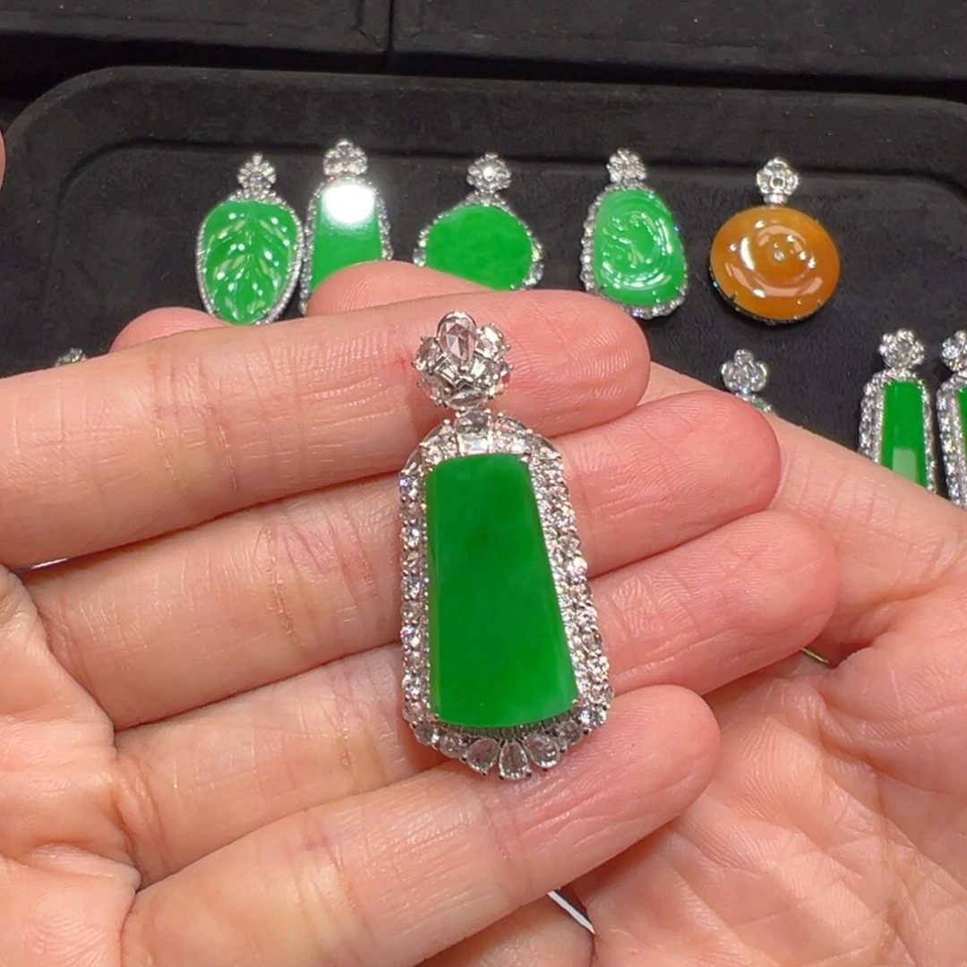 翡翠18K金镶嵌颈饰