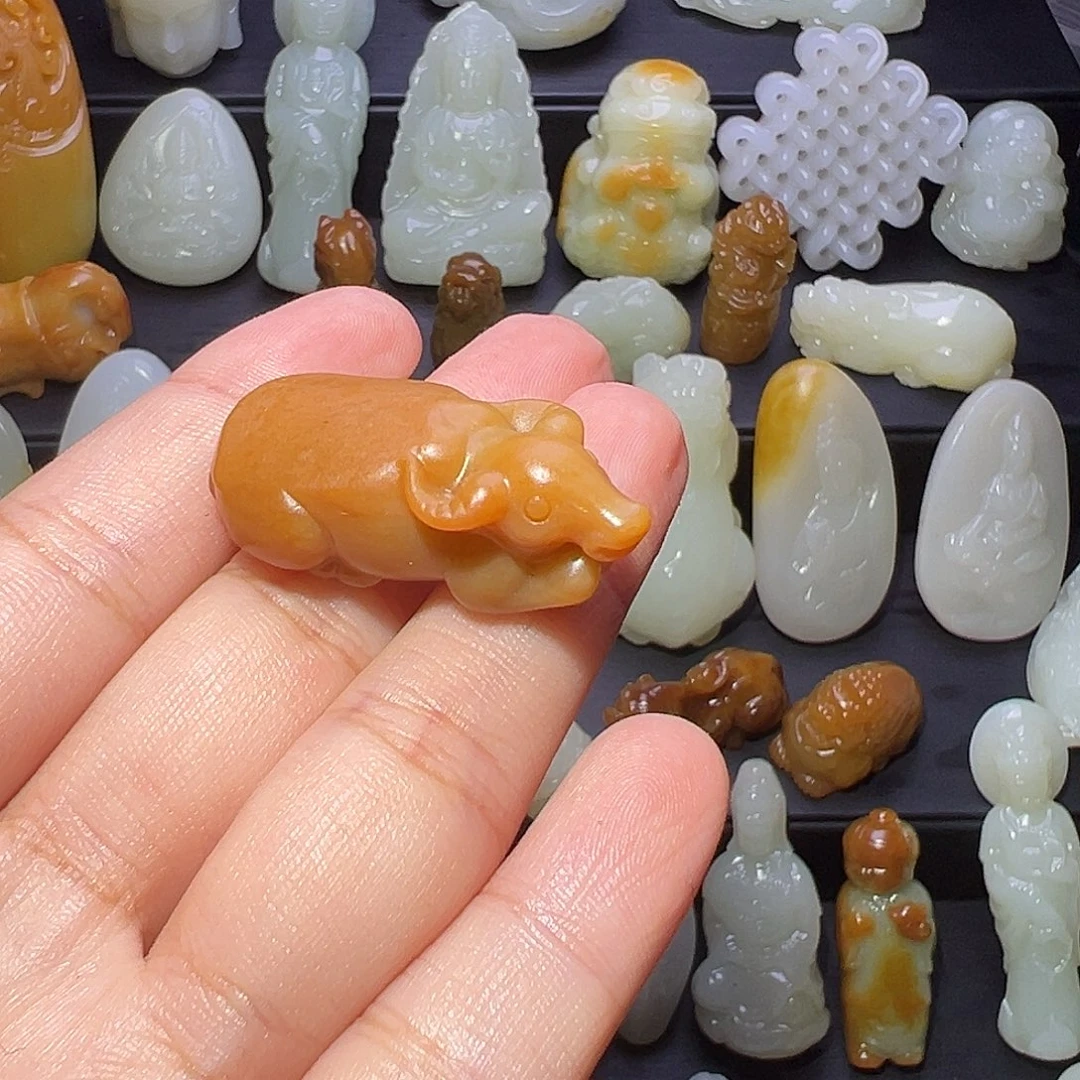 轉***身和田玉未镶嵌颈饰