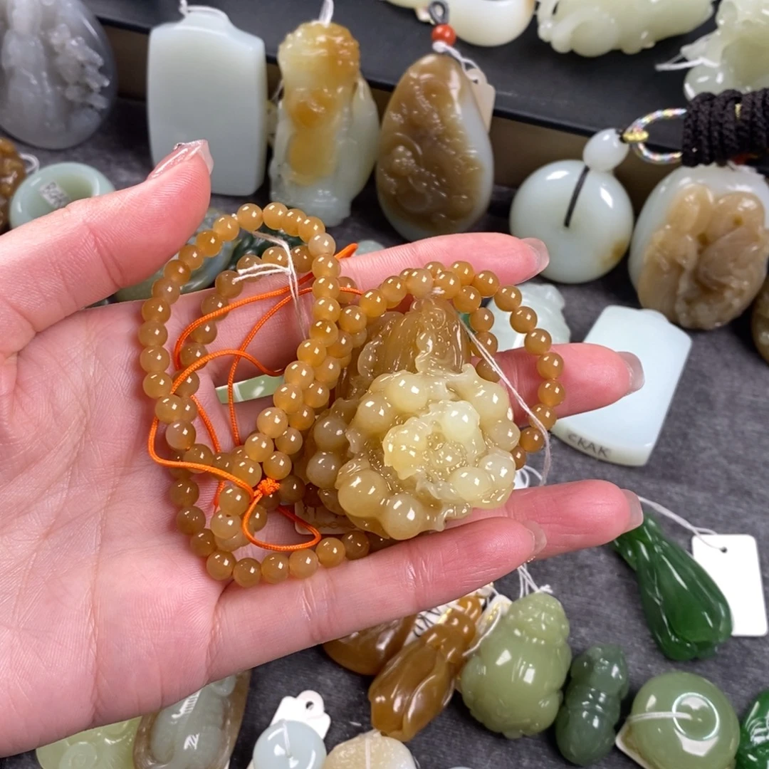 浠****和田玉未镶嵌颈饰