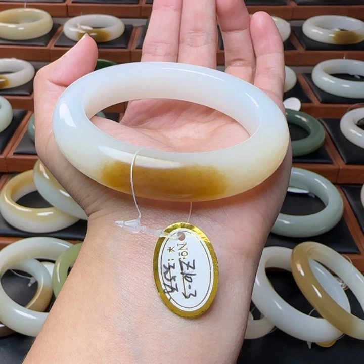 和田玉未镶嵌手镯一口糖57.6