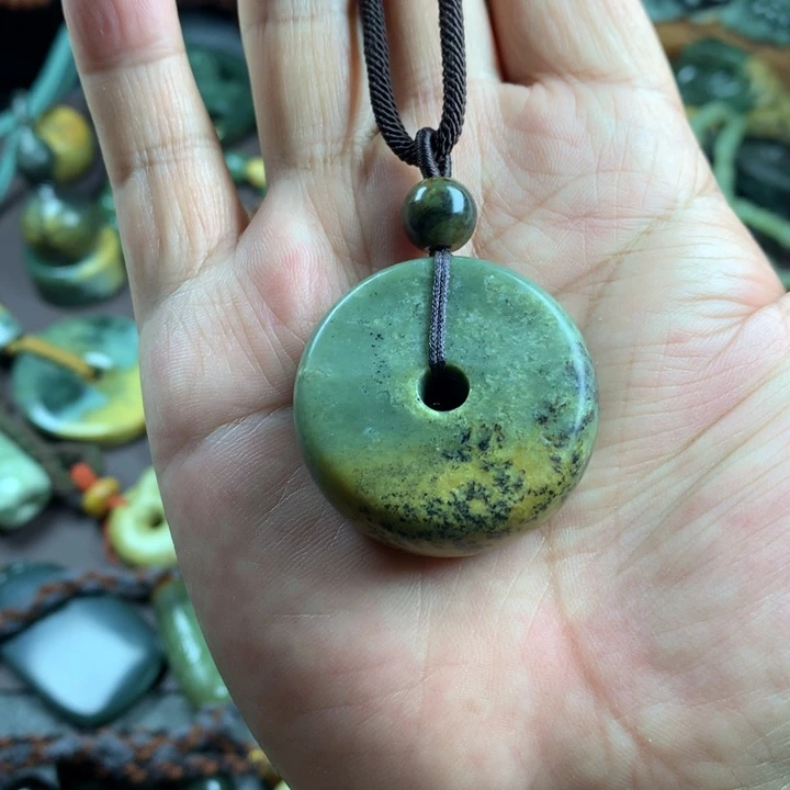 吊坠(赠链)未镶嵌岫岩河磨玉（透闪石质玉）