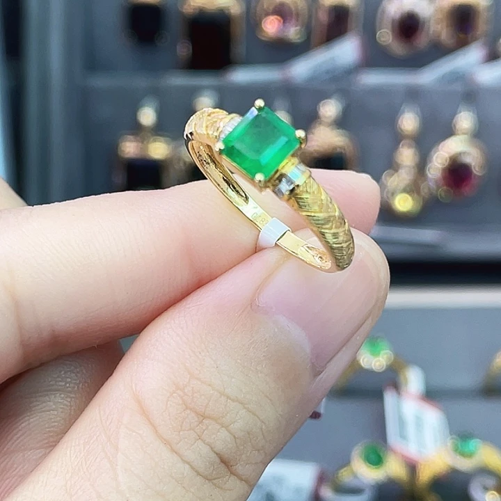 18K金镶嵌戒指祖母绿0.88克拉