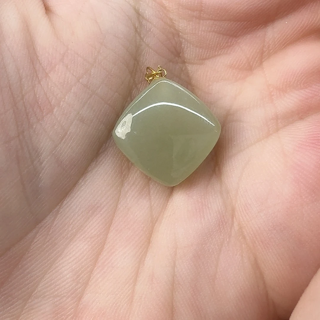 颈饰18K金镶嵌和田玉小****?