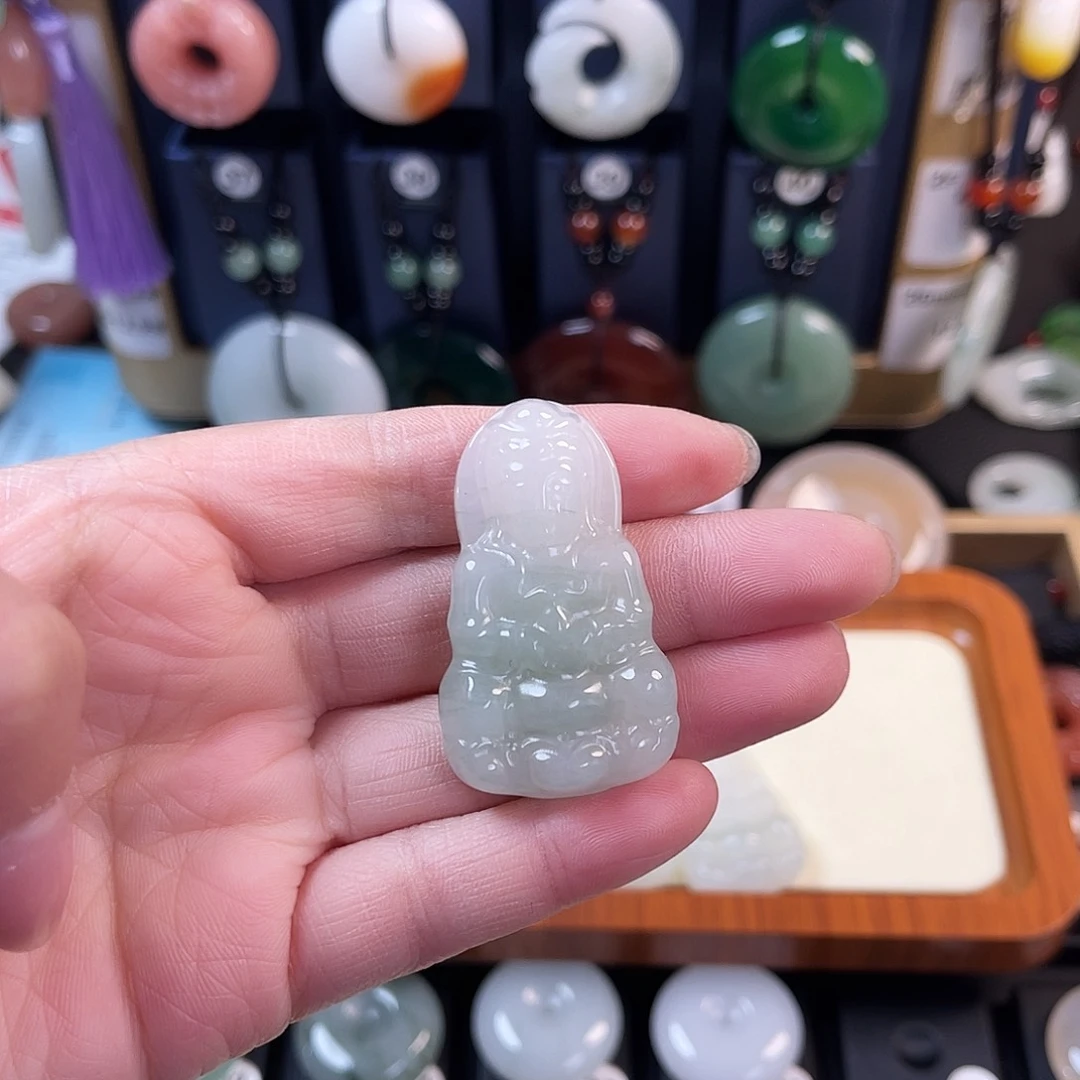 颈饰未镶嵌石英质玉军