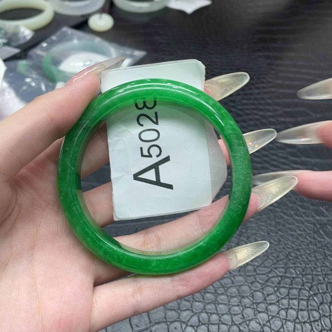 翡翠手镯未镶嵌默认瑕疵