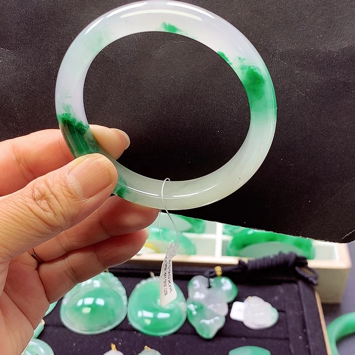 石英质玉手镯未镶嵌羊*?