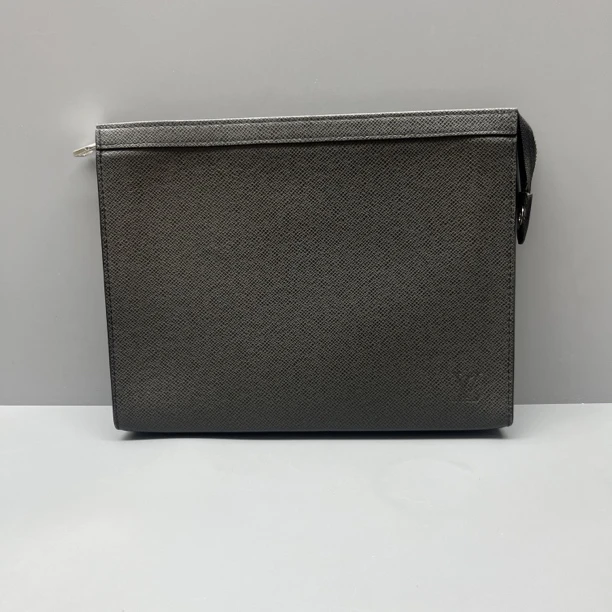 95新 LouisVuitton/路易威登 黑色荔枝纹休闲手拿包 尺寸27*20
