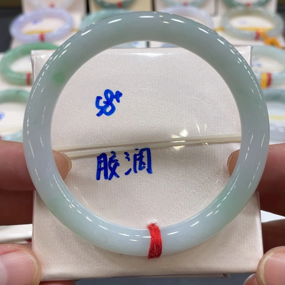 翡翠手镯未镶嵌翡翠手镯