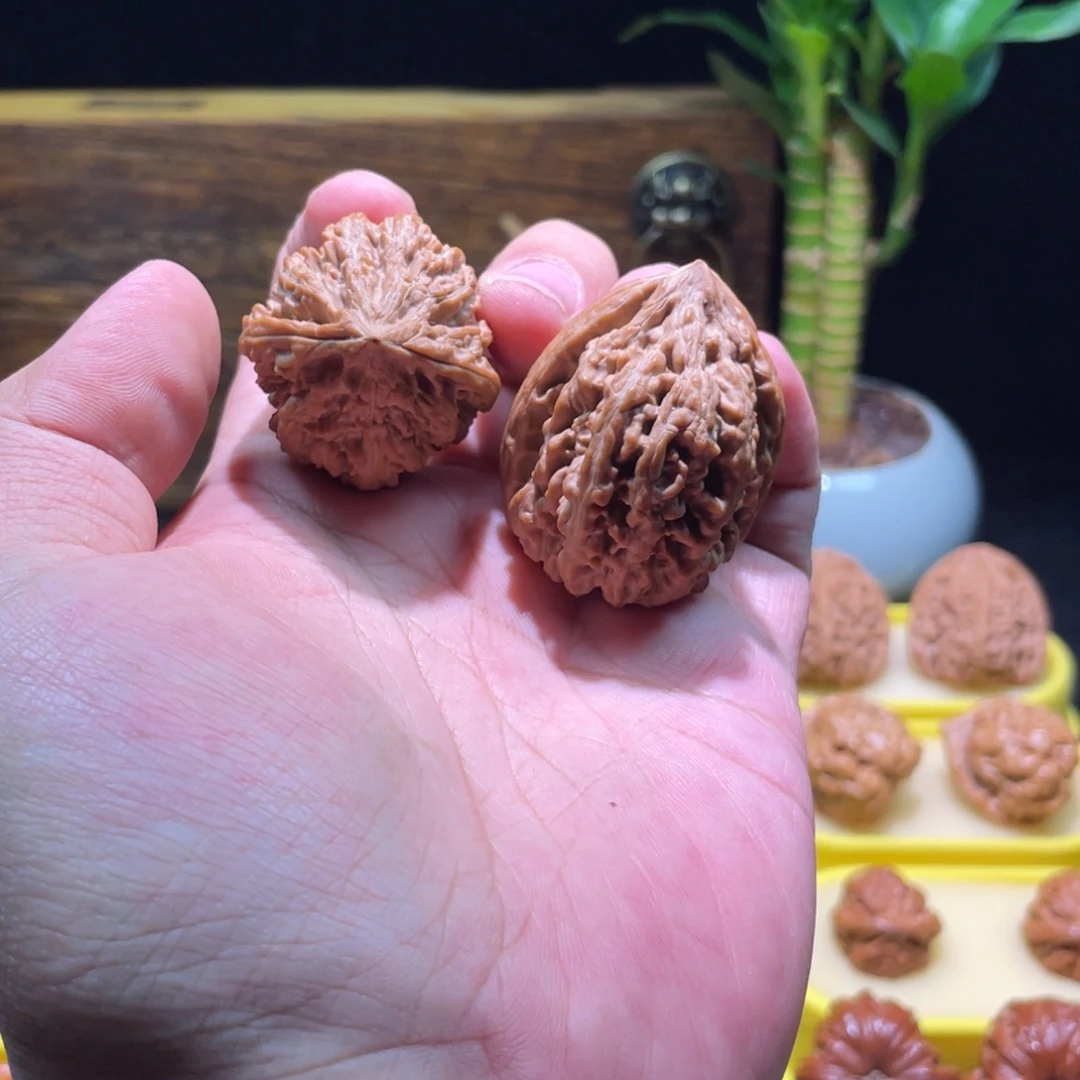 文玩核桃把件35八筋红皮野生鸡心