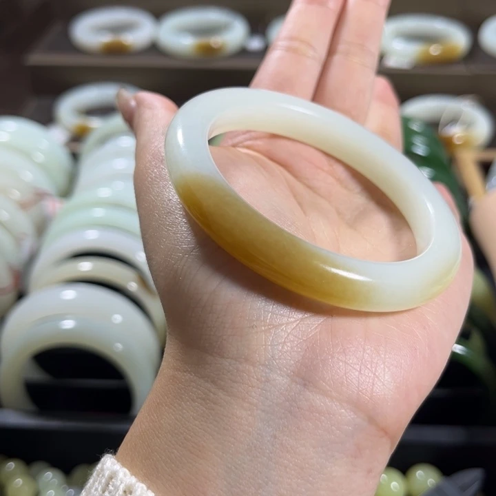 和田玉未镶嵌手镯