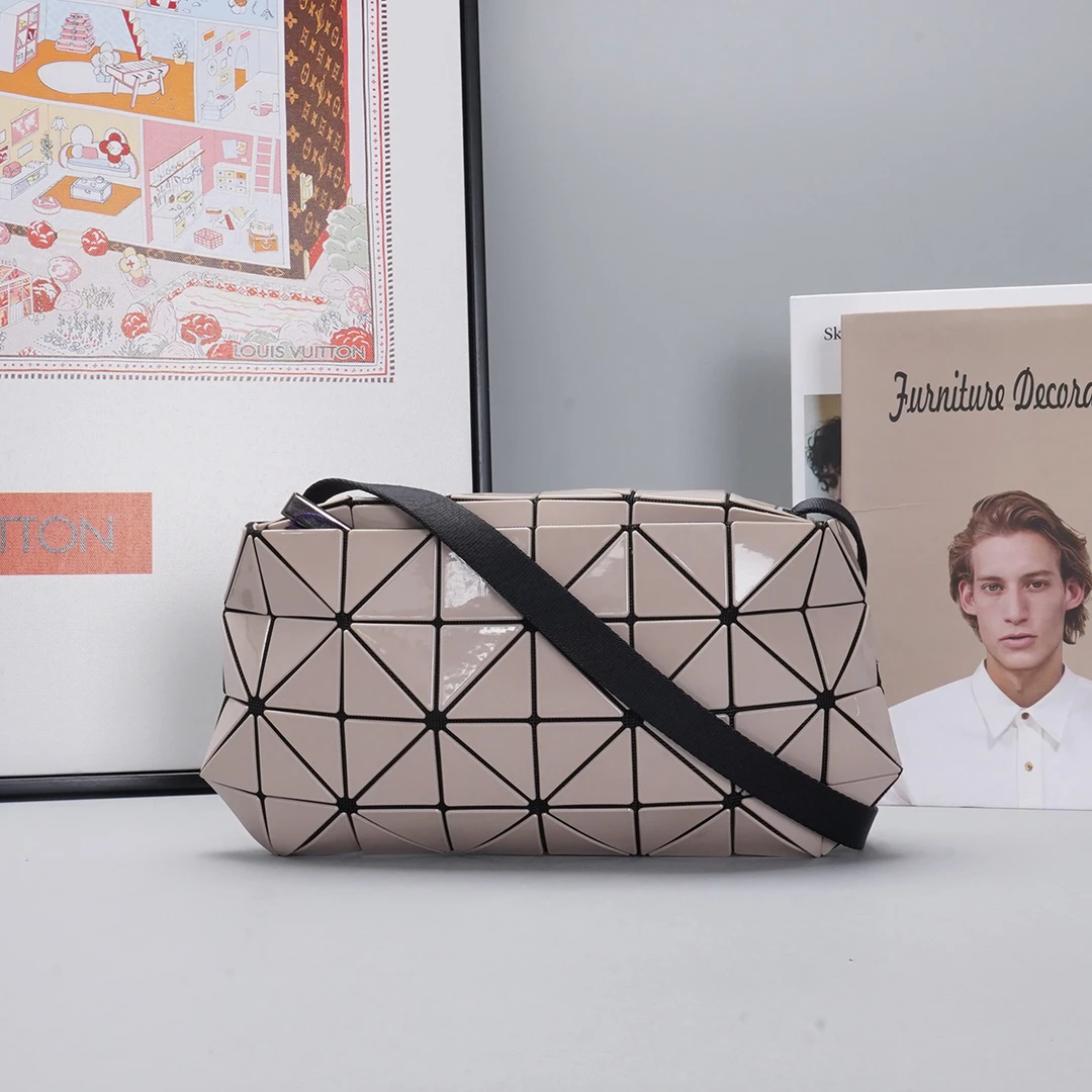 95新 Issey Miyake/三宅一生 奶茶 PVC 斜挎包【静文】BGB600060008