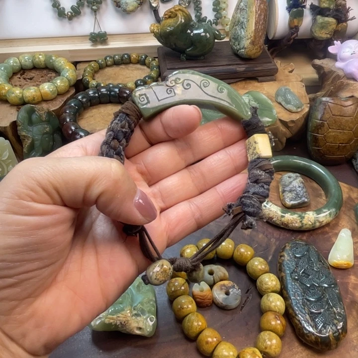 何***两岫岩河磨玉（透闪石质玉）未镶嵌珠宝奇石