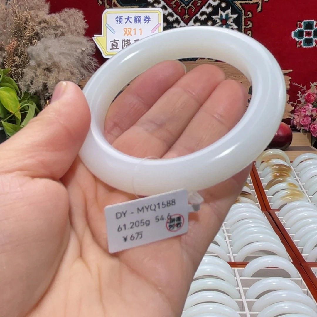 未镶嵌手镯和田玉天然优雅羊脂玉且末老料底子细油