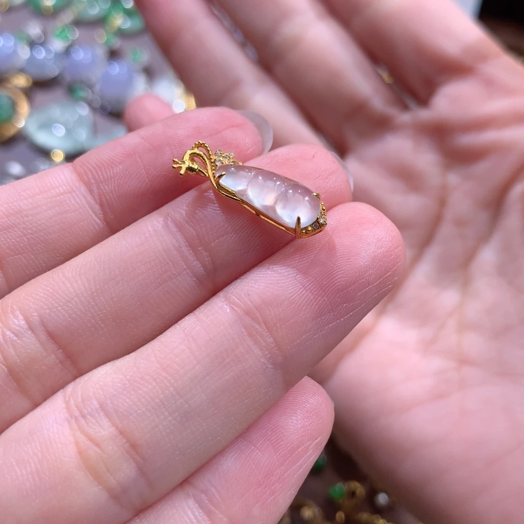 无***谓翡翠18K金镶嵌颈饰翡翠