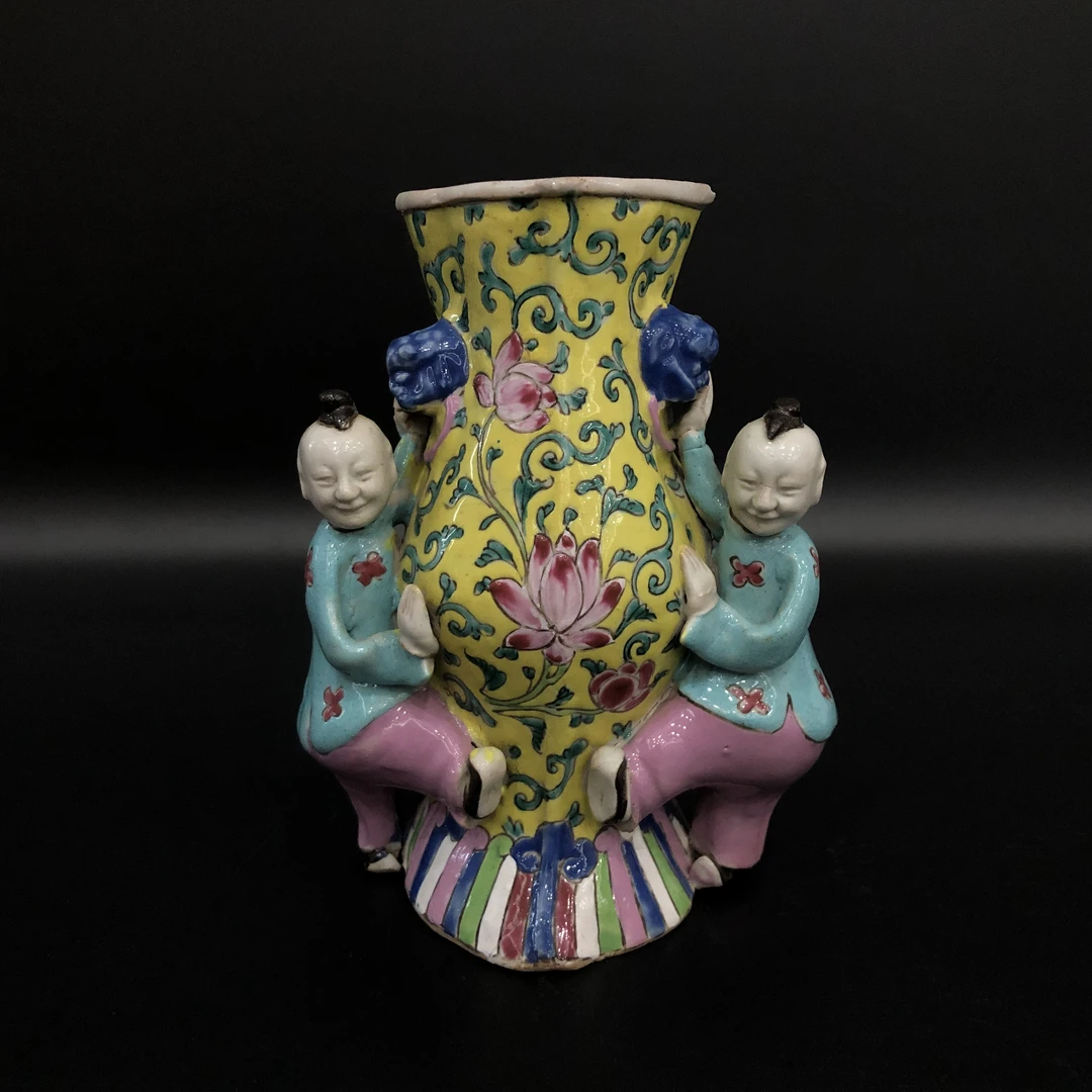 lot:25121579 清乾隆黄地粉彩花卉纹壁瓶 高16cm