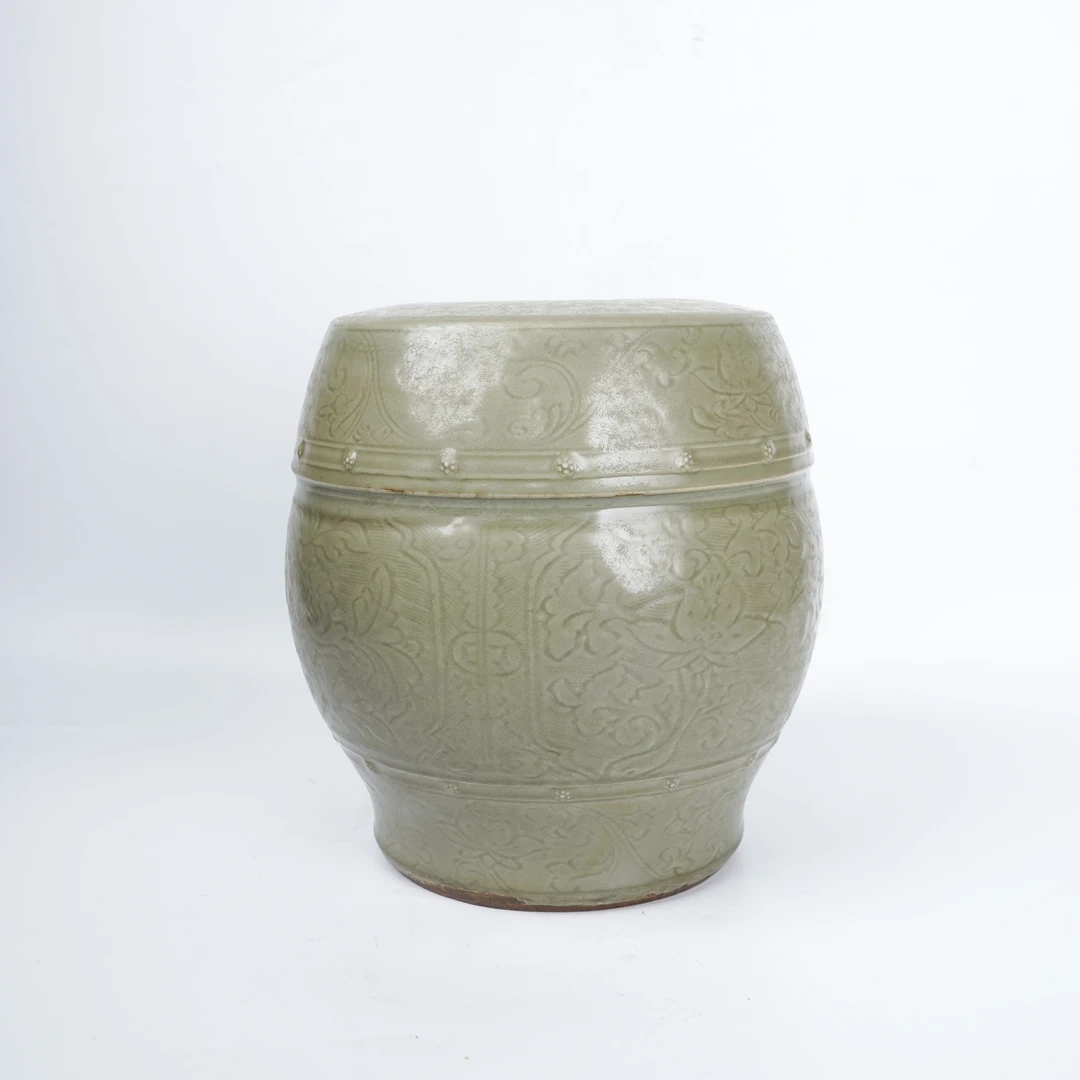 Lot033 龙泉窑缠枝花卉纹绣墩