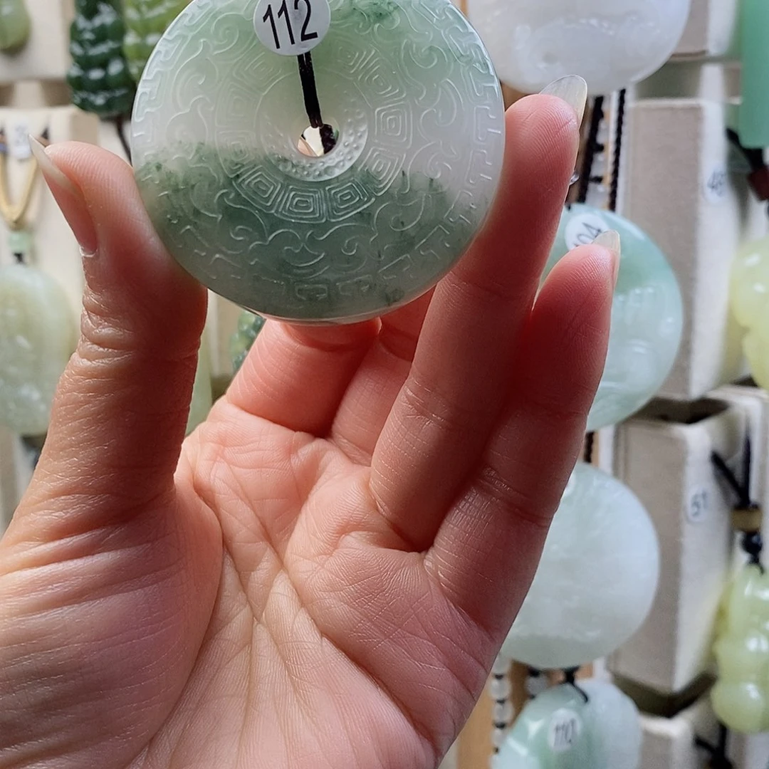 颈饰未镶嵌石英质玉（天山翠）