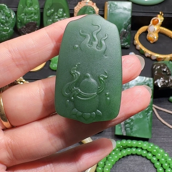 颈饰未镶嵌和田玉（碧玉）俄碧。正阳绿