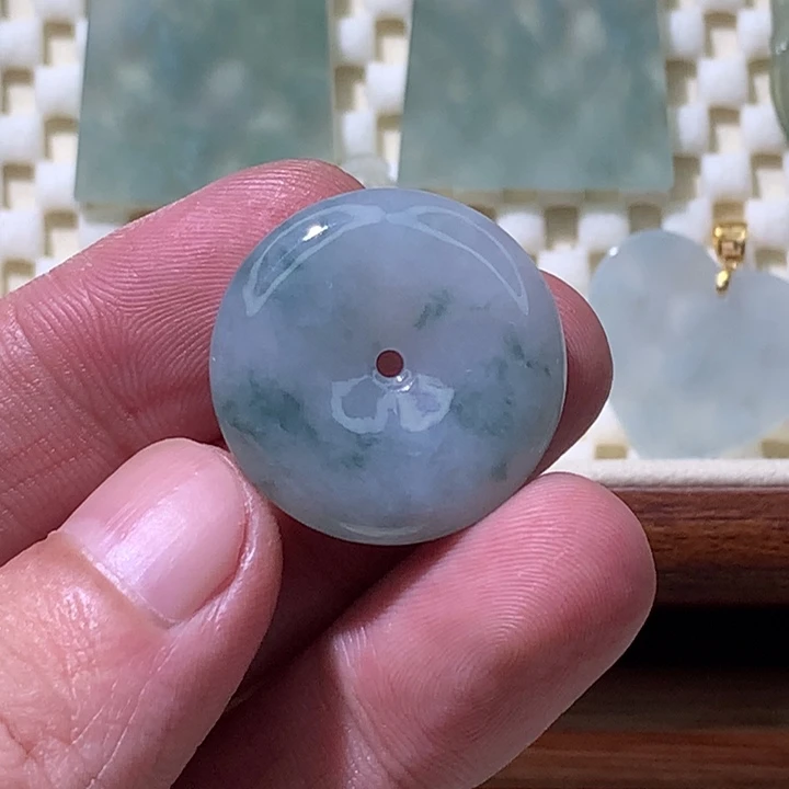 翡翠未镶嵌颈饰平安扣