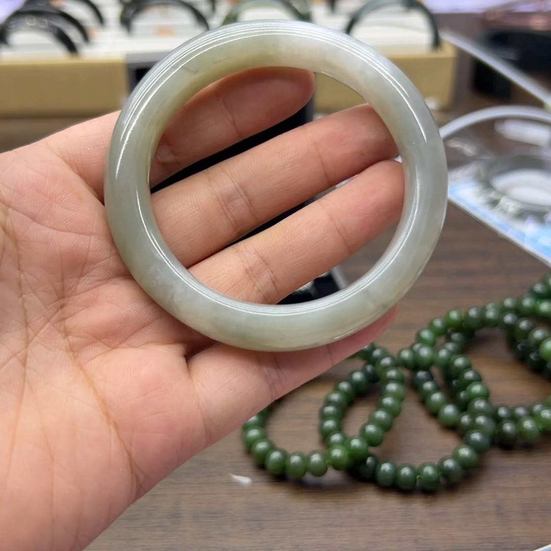 和田玉手镯未镶嵌58.1圈围555瑕