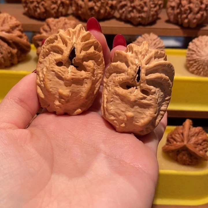 文玩核桃吊坠鬼脸