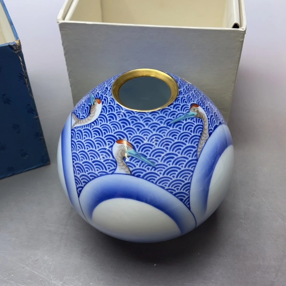 毎****瓷片密密麻麻地铺满一