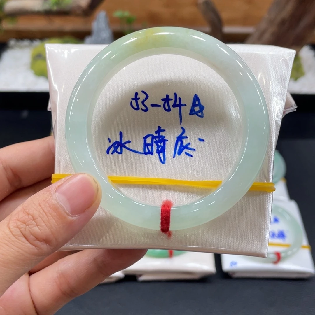 翡翠手镯未镶嵌天然翡翠