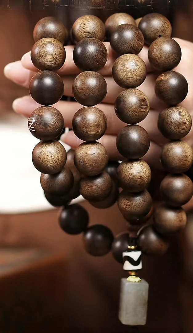 沉香  芽庄水沉鸳鸯背留疤白奇长串1.8双标