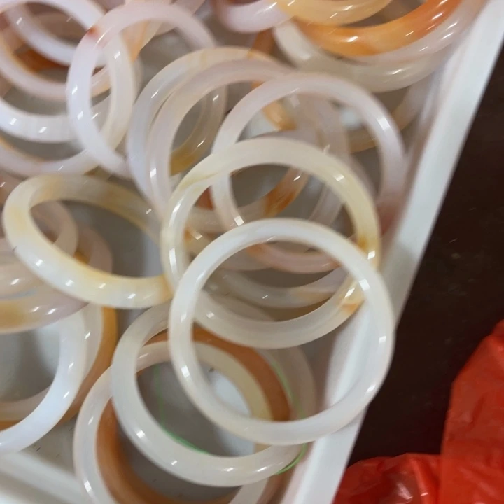 石英质玉未镶嵌颈饰