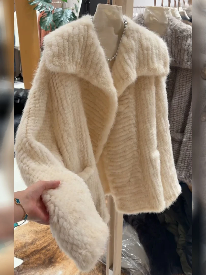 富家千金杏白色翻领舒适毛衣女2025冬季新款宽松别致绝美针织开衫