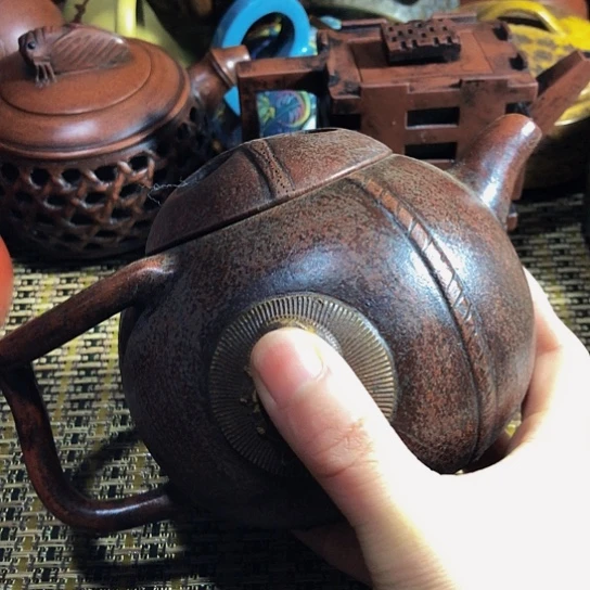 紫砂茶壶原矿泥料手工制作紫砂壶。