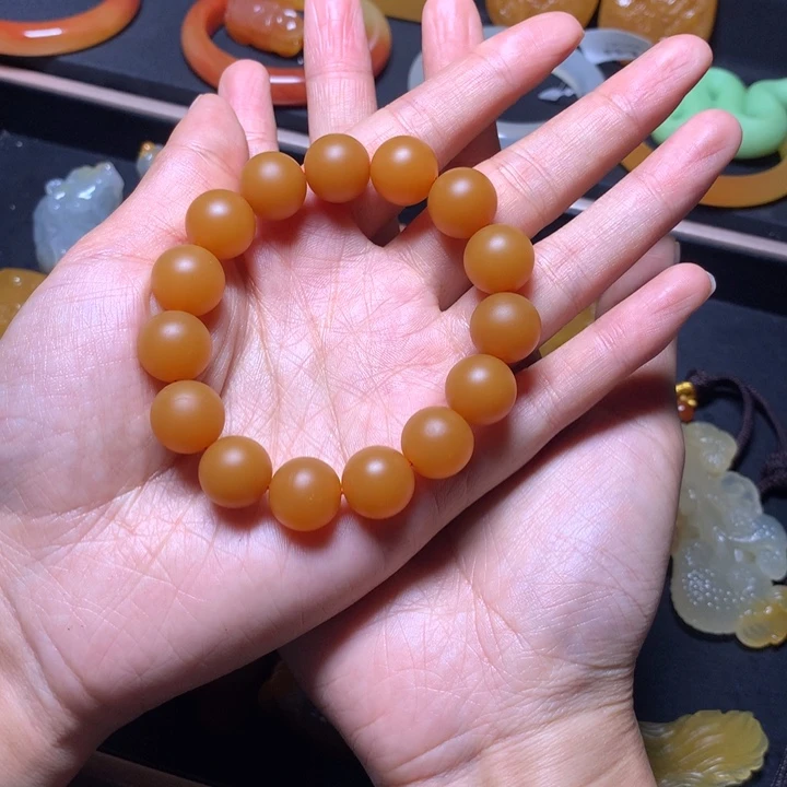 时***素石英质玉（黄龙玉）未镶嵌颈饰