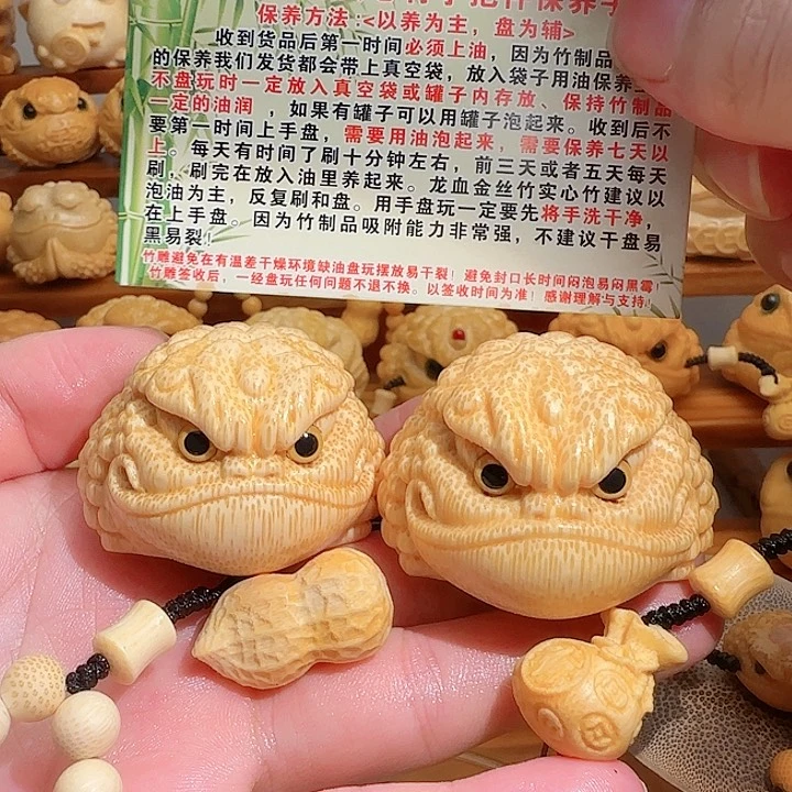 小***儿竹雕5公分蟾2个带竹链，2油刷子