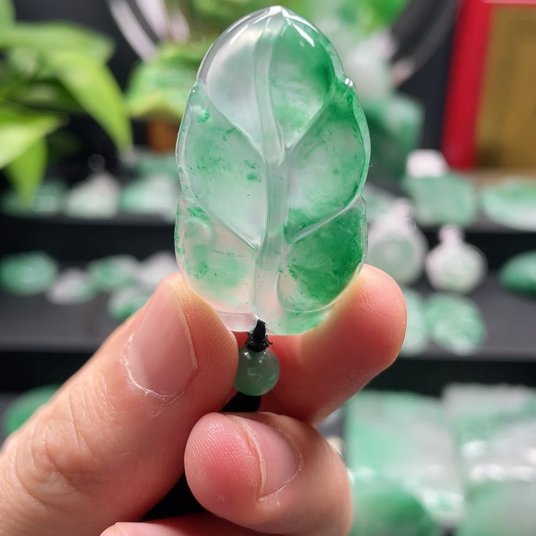 石英质玉吊坠未镶嵌美*女