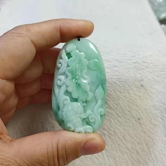 翡翠颈饰未镶嵌特*姐