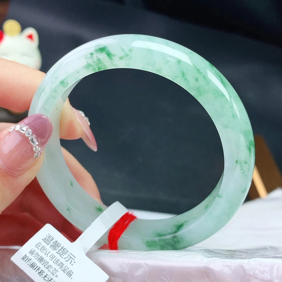 翡翠手镯未镶嵌55圈