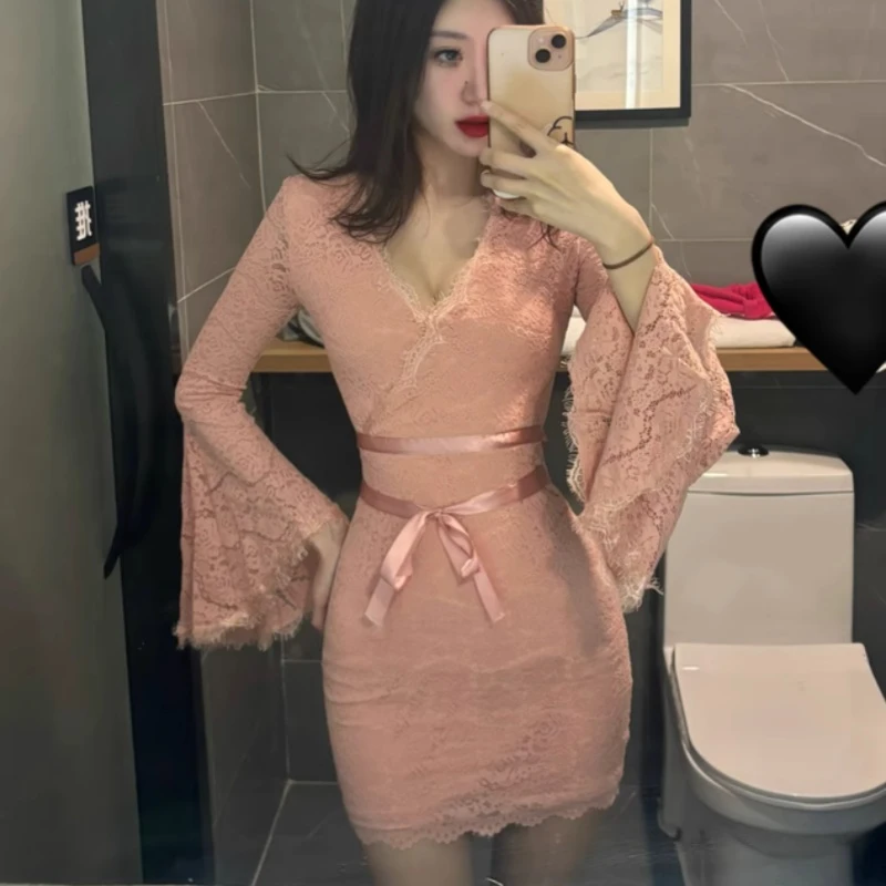 法式气质蕾丝花边V领喇叭袖连衣裙女春季新款修身显瘦性感包臀裙