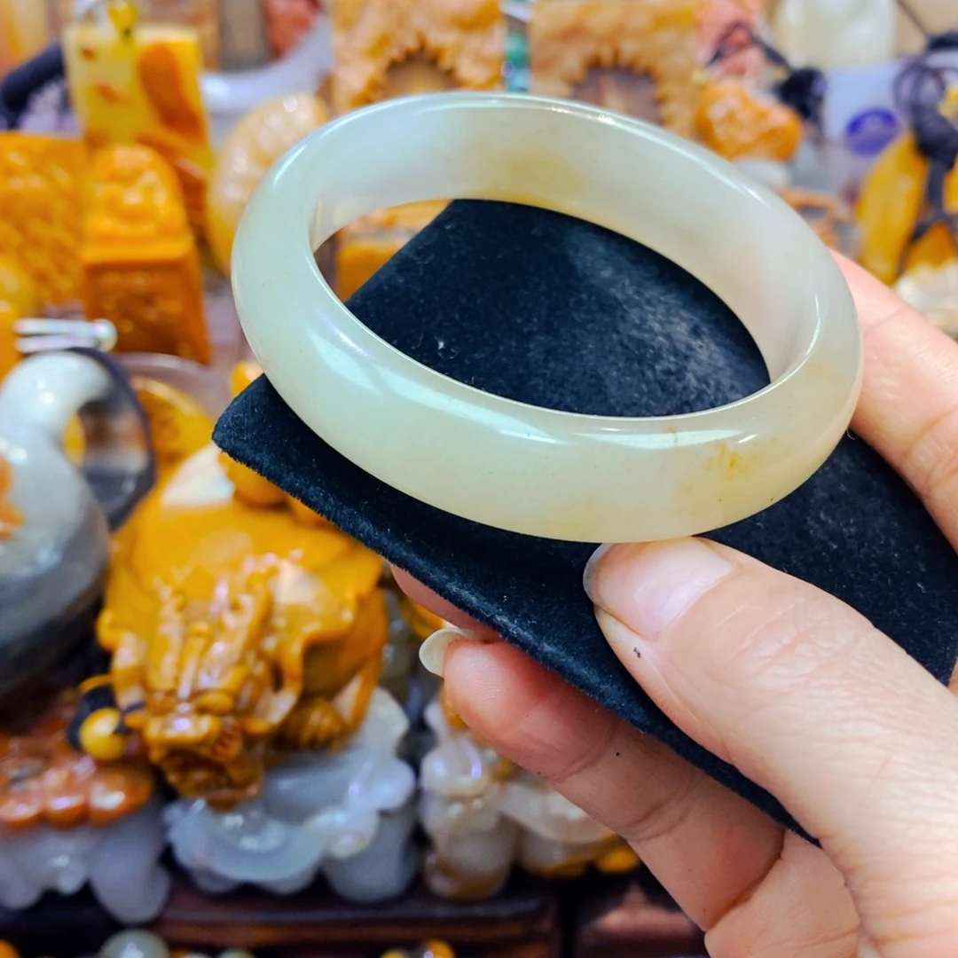 未镶嵌石英质玉（黄龙玉）颈饰