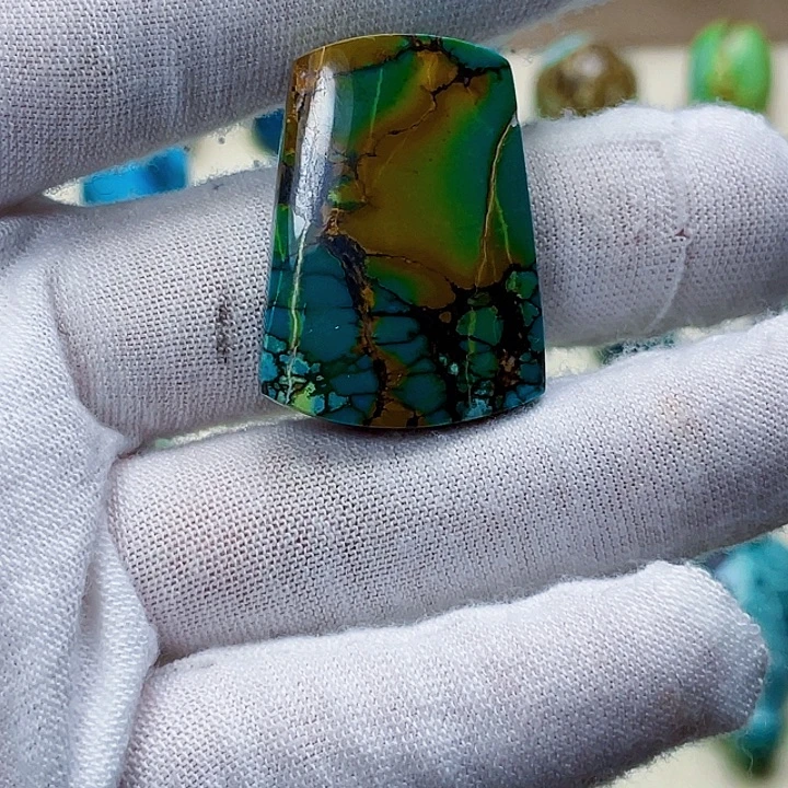 微***面绿松石未镶嵌颈饰