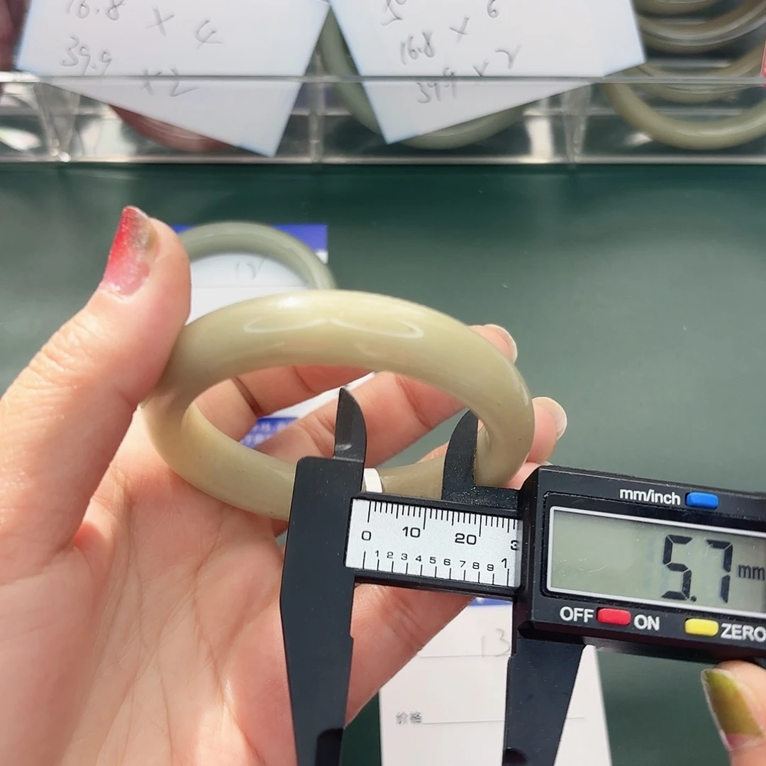 石英质玉未镶嵌手镯13/5453